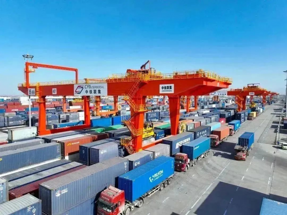 1月中歐班列累計(jì)運(yùn)送貨物14.7萬(wàn)標(biāo)準(zhǔn)箱 同比增長(zhǎng)13%播報(bào)文章